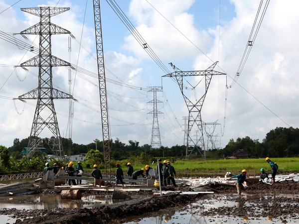 Công nhân Công ty Xây lắp điện 2 đấu nối dây dẫn và cáp quang sang đường dây mới.